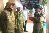 Phó Chủ tịch UBND tỉnh Nguyễn Tự Công Hoàng (bìa phải) kiểm tra điểm tránh trú bão tập trung tại Trường Tiểu học số 1 Tam Quan Nam (phường Hoài Nhơn). Ảnh: Đoàn Bình