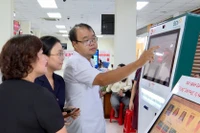 Đoàn kiểm tra tại Trung tâm Phục vụ hành chính công phường Quy Nhơn Nam. 