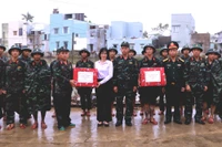 Phó Chủ tịch UBND tỉnh Nguyễn Thị Thanh Lịch thăm, động viên các đơn vị quân đội tham gia khắc phục hậu quả mưa lũ.