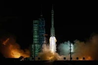 Tên lửa đẩy Trường Chinh-2F mang theo tàu vũ trụ Thần Châu-21 phóng lên không gian. Ảnh: Reuters/ANTĐ