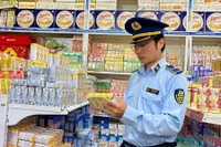 Lực lượng Quản lý thị trường tỉnh Gia Lai tăng cường kiểm tra hàng hóa nhằm đảm bảo chất lượng đến người tiêu dùng. Ảnh: V.T