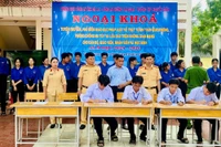 Học sinh Trường THPT Nguyễn Trân ký cam kết tại chương trình. Ảnh: N.L