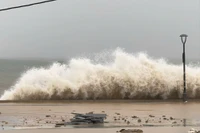 Sóng biển tại khu vực xã đảo Nhơn Châu hiện rất mạnh. Ảnh: H.H