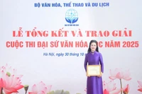 Cô Nguyễn Thị Đông Hải-Bí thư Chi bộ, Phó Hiệu trưởng phụ trách Trường THPT Pleiku-thay mặt nhà trường nhận giải thưởng.