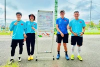 Anh Nguyễn Thanh Hùng (bìa phải) hiện là huấn luyện viên tại học viện HAGL. 