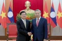 Tổng Bí thư Tô Lâm (bìa phải) và Tổng Bí thư, Chủ tịch nước Lào Thongloun Sisoulith.