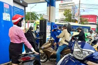 Sau khi điều chỉnh vào chiều 16-10, giá xăng RON95-III tiến sát 20.000 đồng/lít. Ảnh: Mộc Trà