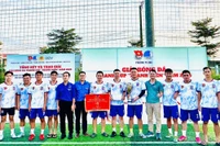Đại diện Ban tổ chức trao giải nhất cho đội bóng Đoàn phường Pleiku. Ảnh: Minh Chí