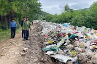 Người dân làng Nhing (xã Biển Hồ, tỉnh Gia Lai) khốn khổ vì phải sống chung với bãi rác. 