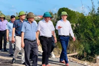 Chủ tịch UBND tỉnh Phạm Anh Tuấn (bìa phải) cùng đoàn công tác kiểm tra tình hình thiệt hại do bão số 13 gây ra tại xã An Lương. Ảnh: T.D