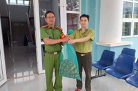Công an phường Hội Phú bàn giao cá thể trăn cho Hạt Kiểm lâm khu vực Đak Đoa chăm sóc.