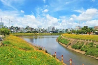 Một đoạn bờ kè suối Hội Phú. Ảnh: B.B