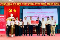 Tổng Công ty Cổ phần Bưu chính Viettel trao 100 triệu đồng cho Ủy ban MTTQ Việt Nam xã Tuy Phước Đông để giúp nhân dân khắc phục hậu quả bão lũ. 