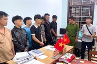 Công an phường Hoài Nhơn Nam bắt giữ nhóm 6 đối tượng về hành vi mua bán, tổ chức sử dụng trái phép chất ma túy. Ảnh: ĐVCC