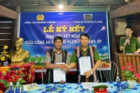 Đại diện lãnh đạo Công an phường Pleiku và hệ thống chính trị làng Ơp ký kết giao ước kết nghĩa. Ảnh: B.B