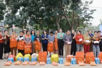 950 suất quà hỗ trợ giáo viên, học sinh và người dân vùng lũ Gia Lai 