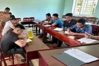 Các tài xế xe tải ở 2 xã An Lão và An Hòa ký cam kết tuân thủ Luật Trật tự, an toàn giao thông đường bộ. 