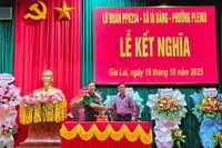 Đại diện lãnh đạo Lữ đoàn Pháo phòng không 234 và phường Pleiku ký kết chương trình phối hợp hoạt động kết nghĩa. 