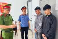 Cơ quan Cảnh sát điều tra Công an tỉnh Gia Lai thực hiện lệnh bắt tạm giam 2 đối tượng Đạt và Nhơn.