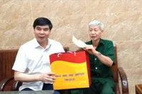 Phó Chủ tịch UBND tỉnh Lâm Hải Giang tặng quà tri ân các gia đình chính sách ở phường Quy Nhơn Tây
