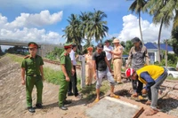 Lực lượng chức năng phối hợp cùng chính quyền địa phương xóa lối đi tự mở qua đường sắt tại phường Hoài Nhơn. Ảnh: N.L