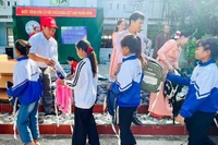 Tặng 395 suất quà cho học sinh khó khăn ở Phú Thiện