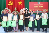 Đại diện lãnh đạo phường Quy Nhơn Bắc tặng quà chúc thọ, mừng thọ cho người cao tuổi. Ảnh: Nguyễn Nguyệt