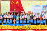 Gia Lai: Tặng 145 suất quà cho học sinh nghèo vượt khó ở xã Vạn Đức