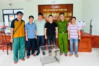 Anh Nguyễn Thiện Quang tự nguyện giao nộp cá thể tê tê cho Công an và UBND phường Quy Nhơn Nam. Ảnh: Đ.V