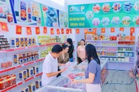 Cửa hàng giới thiệu và bán sản phẩm nông sản, thực phẩm đặc trưng, OCOP tỉnh tại số 111 đường Lê Hồng Phong (phường Quy Nhơn) thu hút đông khách tham quan, mua sắm. Ảnh: H.Yến