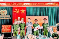 Bí thư Đảng ủy xã Lý Anh Sang trao thưởng cho Tổ Cảnh sát Phòng chống tội phạm xã. Ảnh: Trúc Phùng