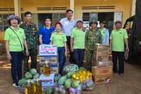 Pleiku: Hội Nông dân phường Hội Thương hỗ trợ nhu yếu phẩm cho bộ đội tham gia xóa nhà tạm, nhà dột nát