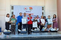 Đại diện Hội Chữ thập đỏ tỉnh Gia Lai và Tỉnh đoàn trao tặng 200 suất quà cho bà con khó khăn phường Quy Nhơn Nam. Ảnh: Kim Hường