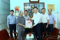 Phó Chủ tịch UBND tỉnh Gia Lai Nguyễn Tuấn Anh thăm, tặng quà nhân dịp 27-7
