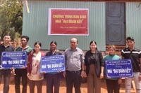 Bàn giao 3 căn nhà Đại đoàn kết cho hộ nghèo ở Mang Yang