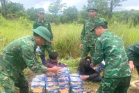 Lực lượng chức năng bắt giữ các đối tượng cùng tang vật. Ảnh: Q.V