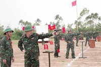 Sĩ quan Binh đoàn 15 thực hiện nội dung kiểm tra bắn súng K54.
