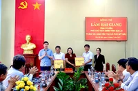 Phó Chủ tịch UBND tỉnh Lâm Hải Giang tặng quà cho lãnh đạo xã Phù Mỹ Bắc. Ảnh: Bình Dương