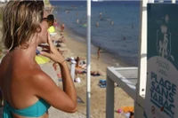 Hút thuốc sẽ bị cấm trên các bãi biển ở Pháp từ ngày 1-7-2025. (Ảnh: AFP)