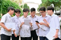 Thí sinh tại điểm thi Trường THPT Lê Lợi (TP. Pleiku) trao đổi về đề thi môn Toán. Ảnh: Đ.T