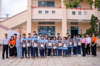 Trường Đại học FPT cơ sở Quy Nhơn trao 6.800 suất quà cho học sinh vùng bão lũ.