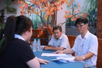 Đoàn công tác của Sở Y tế kiểm tra một nhà hàng tại phường Quy Nhơn Nam. Ảnh: T.K