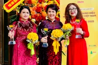 Từ trái qua: bà Hoàng Thị Phương Liên, bà Đồng Thị Ánh và bà Cao Thị Kim Lan tại lễ vinh danh “Bông hồng Vàng Việt Nam năm 2025” sáng 22.10 ở Hà Nội.