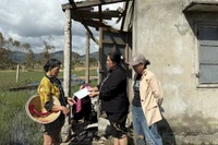 Chủ tịch Hội Liên hiệp phụ nữ tỉnh Hà Thị Giang Thảo thăm hỏi, động viên hội viên thiệt hại do bão số 13 tại xã Đề Gi. 