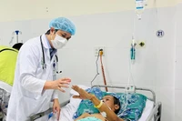 Bác sĩ CKII Nguyễn Văn Trung kiểm tra chức năng vận động của bệnh nhân.