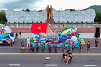 Các nghệ nhân làng Pleiku Róh trình diễn cồng chiêng trong Lễ hội đường phố. Ảnh: Nguyễn Dũng