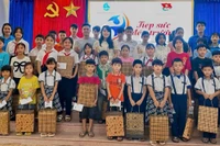 Tặng 40 suất quà cho học sinh nghèo xã An Nhơn Tây