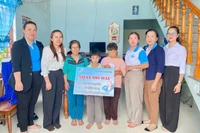Hội Liên hiệp Phụ nữ phường An Nhơn Nam nhận đỡ đầu 6 trẻ em mồ côi.