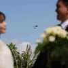 Bộ ảnh cưới 'có một không hai': 'Bắt' được khoảnh khắc trực thăng kéo cờ trên bầu trời
