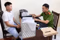 Vận động đối tượng truy nã ra đầu thú